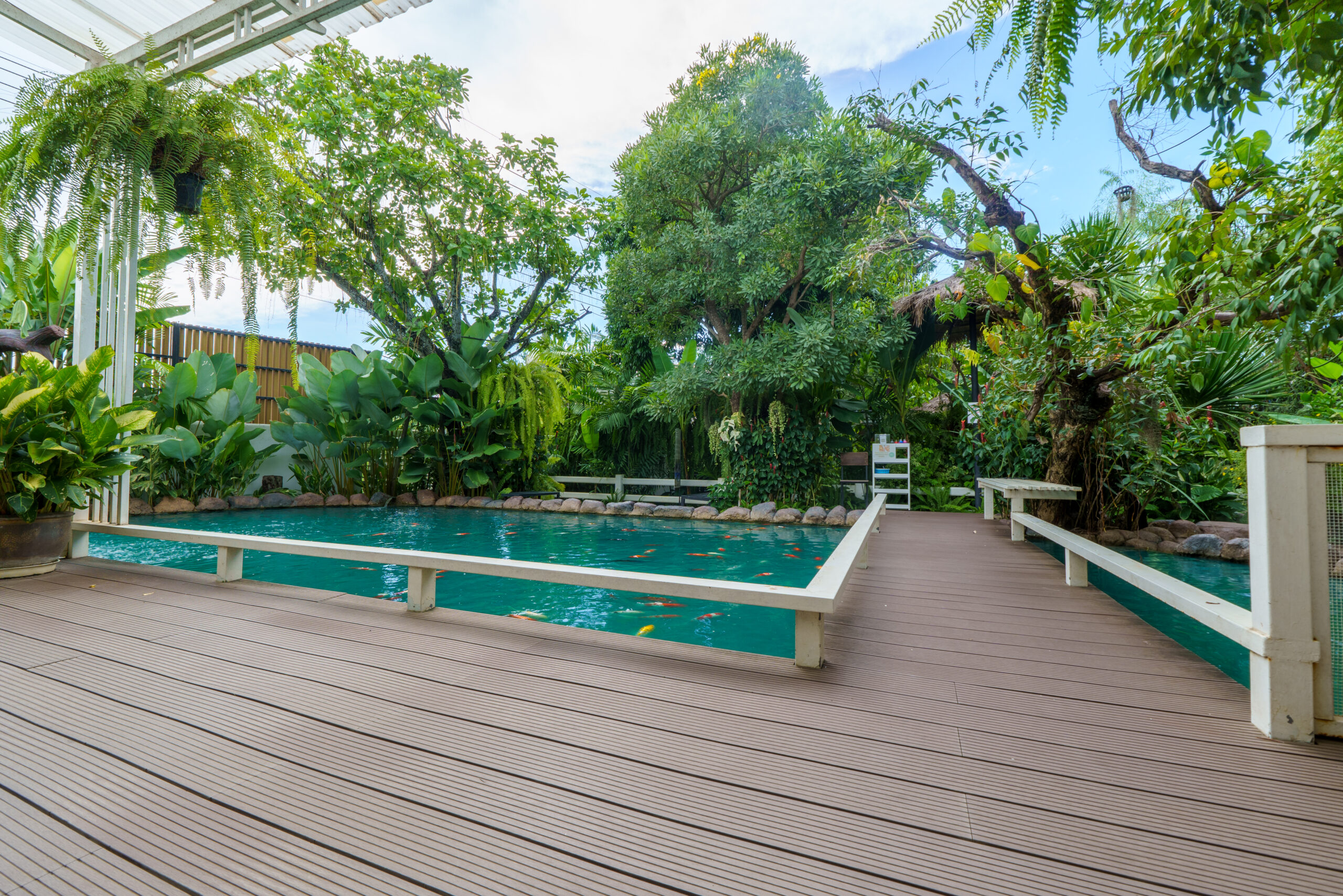พื้นไม้คอมโพสิต WPC ทนน้ำ ติดตั้งริมสระปลาคาร์ป สร้างบรรยากาศใกล้ชิดธรรมชาติและดูแลรักษาง่าย